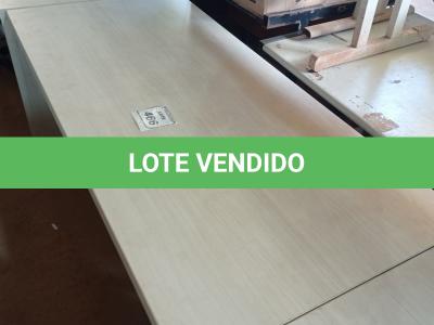 LOTE 466 - 01 MESA EM MADEIRA PARA ESCRITÓRIO. (NO ESTADO) ATENÇÃO! FAZER A VISITAÇÃO ANTES DE ARREMATAR, NÃO SABEMOS SE FUNCIONA. LEILÃO NÃO TEM GARANTIA E NEM DEVOLUÇÃO, SUJEITO A POSSÍVEIS AVARIAS VISÍVEIS/OCULTAS E/OU AUSÊNCIA DE COMPONENTES.