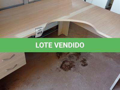 LOTE 455 - 01 MESA DE CANTO COM 02 GAVETAS EM MADEIRA PARA ESCRITÓRIO. (NO ESTADO) ATENÇÃO! FAZER A VISITAÇÃO ANTES DE ARREMATAR, NÃO SABEMOS SE FUNCIONA. LEILÃO NÃO TEM GARANTIA E NEM DEVOLUÇÃO, SUJEITO A POSSÍVEIS AVARIAS VISÍVEIS/OCULTAS E/OU AUSÊNCIA DE COMPONENTES.