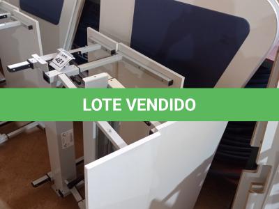 LOTE 461 - 02 MESAS COM REGULAGEM DE ALTURA MANUAL E 3 LATERAIS EM MADEIRA PRA BAIA. (NO ESTADO) ATENÇÃO! FAZER A VISITAÇÃO ANTES DE ARREMATAR, NÃO SABEMOS SE FUNCIONA. LEILÃO NÃO TEM GARANTIA E NEM DEVOLUÇÃO, SUJEITO A POSSÍVEIS AVARIAS VISÍVEIS/OCULTAS E/OU AUSÊNCIA DE COMPONENTES.