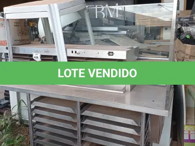 LOTE 438 - 01 BALCÃO EXPOSITOR EM VIDRO E INOX. (NO ESTADO) ATENÇÃO! FAZER A VISITAÇÃO ANTES DE ARREMATAR, NÃO SABEMOS SE FUNCIONA. LEILÃO NÃO TEM GARANTIA E NEM DEVOLUÇÃO, SUJEITO A POSSÍVEIS AVARIAS VISÍVEIS/OCULTAS E/OU AUSÊNCIA DE COMPONENTES. (OBS. AS 02 MESAS E A CAIXA DE PAPELÃO NÃO FAZEM PARTE DO LOTE.)