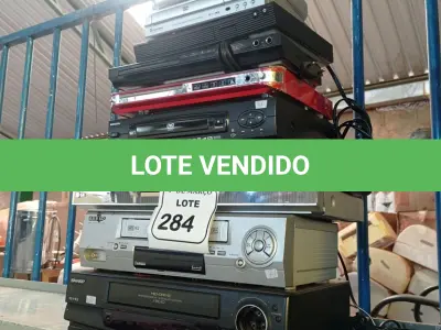 LOTE 284 - 01 LOTE COM APARELHOS DE VHS E DVD’S DIVERSOS MODELOS. (NO ESTADO) ATENÇÃO! FAZER A VISITAÇÃO ANTES DE ARREMATAR, NÃO SABEMOS SE FUNCIONA. LEILÃO NÃO TEM GARANTIA E NEM DEVOLUÇÃO, SUJEITO A POSSÍVEIS AVARIAS VISÍVEIS/OCULTAS E/OU AUSÊNCIA DE COMPONENTES.
