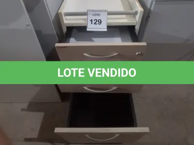 LOTE 129 - 01 GAVETEIRO EM MADEIRA 03 GAVETAS. (NO ESTADO EM QUE SE ENCONTRA. SUJEITO A AVARIAS OCULTAS/VISÍVEIS.)