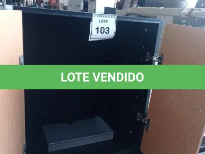 LOTE 103 - 01 ARMÁRIO BAIXO EM MADEIRA 02 PORTAS. (NO ESTADO EM QUE SE ENCONTRA. SUJEITO A AVARIAS OCULTAS/VISÍVEIS.)