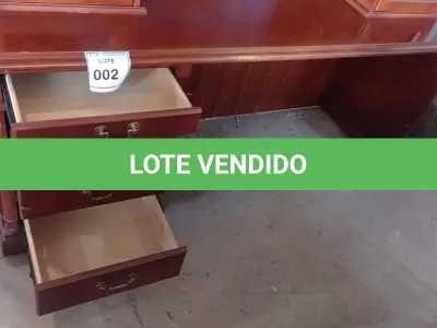 LOTE 002 - 01 MESA EM MADEIRA COM 04 GAVETAS.  S/N 000469FND