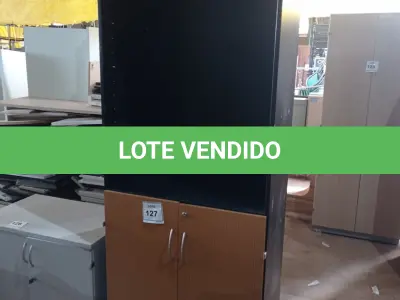 LOTE 127 - 01 ARMÁRIO ALTO EM MADEIRA SEM PRATELEIRAS NA COR MARROM E PRETA. (NO ESTADO EM QUE SE ENCONTRA. SUJEITO A AVARIAS OCULTAS/VISÍVEIS.)