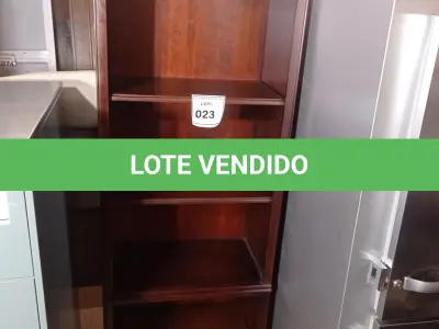 LOTE 023 - 01 BOOKCASE. (NO ESTADO EM QUE SE ENCONTRA. SUJEITO A AVARIAS OCULTAS/VISÍVEIS.) AV9651V