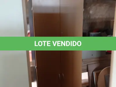 LOTE 124 - 01 ARMÁRIO ALTO EM MADEIRA 02 PORTAS. (NO ESTADO EM QUE SE ENCONTRA. SUJEITO A AVARIAS OCULTAS/VISÍVEIS.)