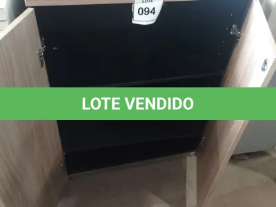 LOTE 094 - 01 ARMÁRIO EM MADEIRA 02 PORTAS. (NO ESTADO EM QUE SE ENCONTRA. SUJEITO A AVARIAS OCULTAS/VISÍVEIS.)