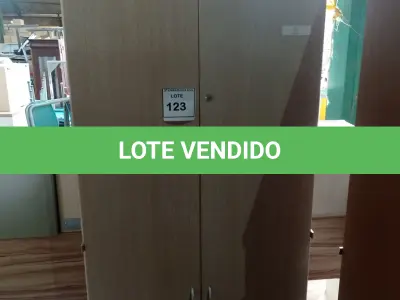 LOTE 123 - 01 ARMÁRIO MADEIRA ESCURA COM DUAS PORTAS. (NO ESTADO EM QUE SE ENCONTRA. SUJEITO A AVARIAS OCULTAS/VISÍVEIS.)