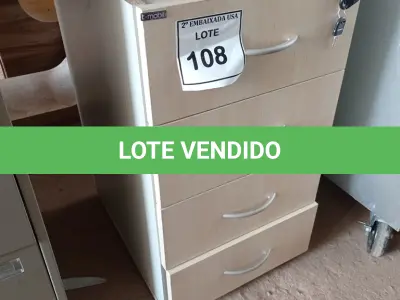 LOTE 108 - 01 GAVETEIRO EM MADEIRA 04 GAVETAS. (NO ESTADO EM QUE SE ENCONTRA. SUJEITO A AVARIAS OCULTAS/VISÍVEIS.)