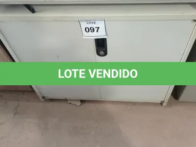 LOTE 097 - 01 ARMÁRIO BAIXO EM MADEIRA 02 PORTAS. (NO ESTADO EM QUE SE ENCONTRA. SUJEITO A AVARIAS OCULTAS/VISÍVEIS.)