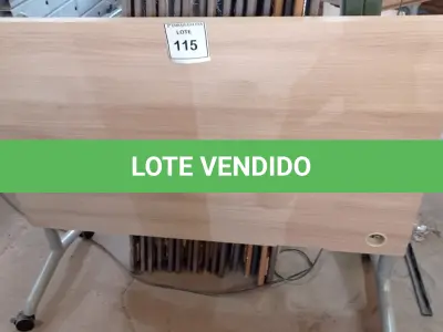 LOTE 115 - 01 MESA COM RODINHAS. (NO ESTADO EM QUE SE ENCONTRA. SUJEITO A AVARIAS OCULTAS/VISÍVEIS.)
