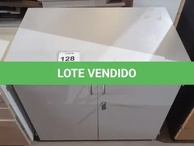 LOTE 128 - 01 ARMÁRIO BAIXO EM MADEIRA 02 PORTAS. (NO ESTADO EM QUE SE ENCONTRA. SUJEITO A AVARIAS OCULTAS/VISÍVEIS.)