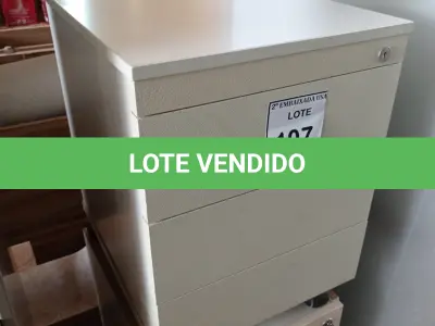 LOTE 107 - 01 GAVETEIRO EM MADEIRA 03 GAVETAS. (NO ESTADO EM QUE SE ENCONTRA. SUJEITO A AVARIAS OCULTAS/VISÍVEIS.)