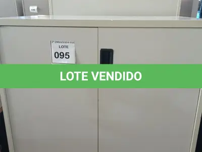 LOTE 095 - 01 ARMÁRIO BAIXO EM MADEIRA 02 PORTAS. (NO ESTADO EM QUE SE ENCONTRA. SUJEITO A AVARIAS OCULTAS/VISÍVEIS.)