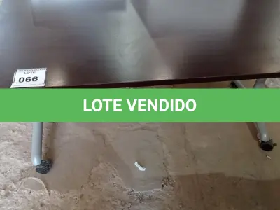 LOTE 066 - 01 MESA COM RODINHAS. (NO ESTADO EM QUE SE ENCONTRA. SUJEITO A AVARIAS OCULTAS/VISÍVEIS.)