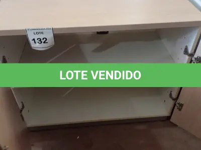 LOTE 132 - 01 ARMÁRIO BAIXO EM MADEIRA 02 PORTAS NA COR CLARA. (KEYBOARD). (NO ESTADO EM QUE SE ENCONTRA. SUJEITO A AVARIAS OCULTAS/VISÍVEIS.)