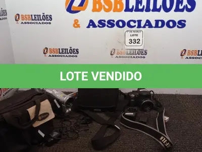 LOTE 332 - 01 FILMADORA JVC E 01 CÂMERA DIGITAL FUJIFILM SL300. (NO ESTADO) ATENÇÃO! FAZER A VISITAÇÃO ANTES DE ARREMATAR, NÃO SABEMOS SE FUNCIONA. LEILÃO NÃO TEM GARANTIA E NEM DEVOLUÇÃO, SUJEITO A POSSÍVEIS AVARIAS VISÍVEIS/OCULTAS E/OU AUSÊNCIA DE COMPONENTES.