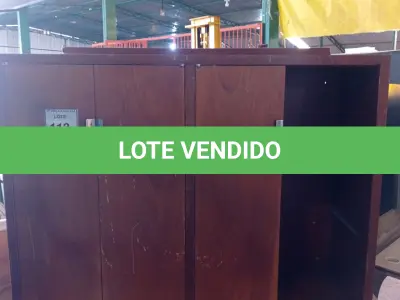 LOTE 112 - 01 ARMÁRIO EM MADEIRA COM 04 PORTAS. (NO ESTADO EM QUE SE ENCONTRA. SUJEITO A AVARIAS OCULTAS/VISÍVEIS.)