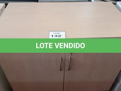 LOTE 132 - 01 ARMÁRIO BAIXO EM MADEIRA 02 PORTAS NA COR CLARA. (KEYBOARD). (NO ESTADO EM QUE SE ENCONTRA. SUJEITO A AVARIAS OCULTAS/VISÍVEIS.)