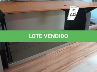 LOTE 042 - 01 ARMÁRIO SUSPENSO. (NO ESTADO EM QUE SE ENCONTRA. SUJEITO A AVARIAS OCULTAS/VISÍVEIS.)