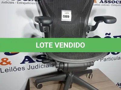 LOTE 089 - 01 CADEIRA DE ESCRITÓRIO COM RODINHAS- HERMAN MILLER. (NO ESTADO EM QUE SE ENCONTRA. SUJEITO A AVARIAS OCULTAS/VISÍVEIS.)
