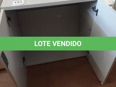 LOTE 131 - 01 ARMÁRIO BAIXO EM MADEIRA 02 PORTAS. (NO ESTADO EM QUE SE ENCONTRA. SUJEITO A AVARIAS OCULTAS/VISÍVEIS.)