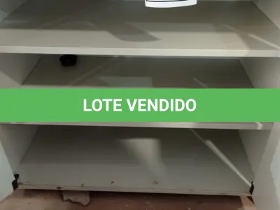 LOTE 097 - 01 ARMÁRIO BAIXO EM MADEIRA 02 PORTAS. (NO ESTADO EM QUE SE ENCONTRA. SUJEITO A AVARIAS OCULTAS/VISÍVEIS.)