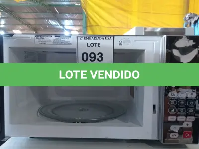 LOTE 093 - 01 MICRO-ONDAS BRASTEMP 220V (MICROWAVE). (NO ESTADO EM QUE SE ENCONTRA. SU JEITO A AVARIAS OCULTAS/VISÍVEIS.) AV9584T