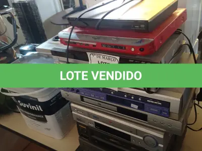 LOTE 315 - 01 LOTE COM APARELHOS DE DVD E VHS DIVERSOS MODELOS. (NO ESTADO) ATENÇÃO! FAZER A VISITAÇÃO ANTES DE ARREMATAR, NÃO SABEMOS SE FUNCIONA. LEILÃO NÃO TEM GARANTIA E NEM DEVOLUÇÃO, SUJEITO A POSSÍVEIS AVARIAS VISÍVEIS/OCULTAS E/OU AUSÊNCIA DE COMPONENTES.