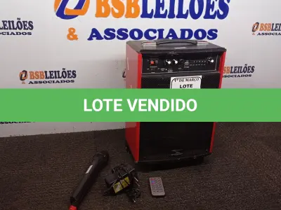 LOTE 331 - 01 CAIXA DE SOM COM MICROFONE. ESTADO) ATENÇÃO! FAZER A VISITAÇÃO ANTES DE ARREMATAR, NÃO SABEMOS SE FUNCIONA. LEILÃO NÃO TEM GARANTIA E NEM DEVOLUÇÃO, SUJEITO A POSSÍVEIS AVARIAS VISÍVEIS/OCULTAS E/OU AUSÊNCIA DE COMPONENTES.
