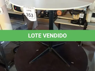 LOTE 353 - 01 MESA PÉ DE FERRO COM TAMPO REDONDO EM MADEIRA. (NO ESTADO) ATENÇÃO! FAZER A VISITAÇÃO ANTES DE ARREMATAR, NÃO SABEMOS SE FUNCIONA. LEILÃO NÃO TEM GARANTIA E NEM DEVOLUÇÃO, SUJEITO A POSSÍVEIS AVARIAS VISÍVEIS/OCULTAS E/OU AUSÊNCIA DE COMPONENTES.