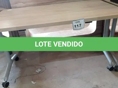 LOTE 117 - 01 MESA COM RODINHAS. (NO ESTADO EM QUE SE ENCONTRA. SUJEITO A AVARIAS OCULTAS/VISÍVEIS.)