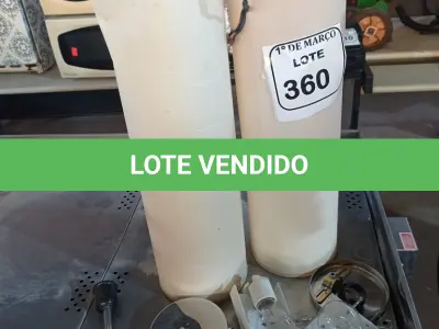 LOTE 360 - 02 LUMINÁRIAS DE PAREDE. (NO ESTADO) ATENÇÃO! FAZER A VISITAÇÃO ANTES DE ARREMATAR, NÃO SABEMOS SE FUNCIONA. LEILÃO NÃO TEM GARANTIA E NEM DEVOLUÇÃO, SUJEITO A POSSÍVEIS AVARIAS VISÍVEIS/OCULTAS E/OU AUSÊNCIA DE COMPONENTES.
