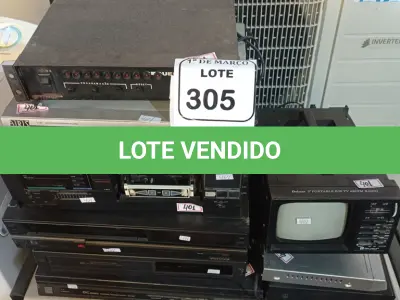 LOTE 305 - 01 LOTE COM APARELHOS DE DVD E VHS MODELOS DIVERSOS. (NO ESTADO) ATENÇÃO! FAZER A VISITAÇÃO ANTES DE ARREMATAR, NÃO SABEMOS SE FUNCIONA. LEILÃO NÃO TEM GARANTIA E NEM DEVOLUÇÃO, SUJEITO A POSSÍVEIS AVARIAS VISÍVEIS/OCULTAS E/OU AUSÊNCIA DE COMPONENTES.