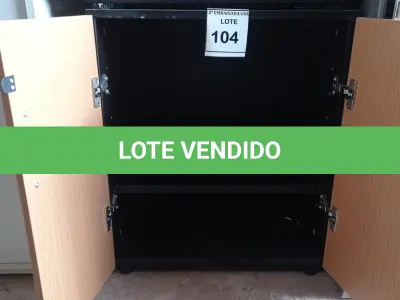 LOTE 104 - 01 ARMÁRIO BAIXO EM MADEIRA 02 PORTAS. (NO ESTADO EM QUE SE ENCONTRA. SUJEITO A AVARIAS OCULTAS/VISÍVEIS.)