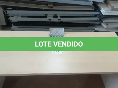 LOTE 133 - 01 MESA EM MADEIRA PARA ESCRITÓRIO. (NO ESTADO EM QUE SE ENCONTRA. SUJEITO A AVARIAS OCULTAS/VISÍVEIS.)