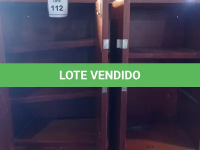 LOTE 112 - 01 ARMÁRIO EM MADEIRA COM 04 PORTAS. (NO ESTADO EM QUE SE ENCONTRA. SUJEITO A AVARIAS OCULTAS/VISÍVEIS.)