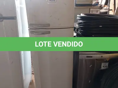 LOTE 428 - 01 GELADEIRA ELECTROLUX. (NO ESTADO) ATENÇÃO! FAZER A VISITAÇÃO ANTES DE ARREMATAR, NÃO SABEMOS SE FUNCIONA. LEILÃO NÃO TEM GARANTIA E NEM DEVOLUÇÃO, SUJEITO A POSSÍVEIS AVARIAS VISÍVEIS/OCULTAS E/OU AUSÊNCIA DE COMPONENTES.