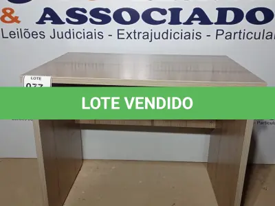 LOTE 077 - 01 MESA PARA COMPUTADOR. (NO ESTADO EM QUE SE ENCONTRA. SUJEITO A AVARIAS OCULTAS/VISÍVEIS.)