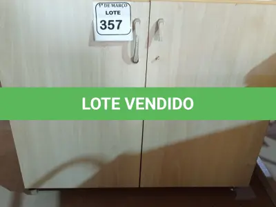 LOTE 357 - 01 ARMÁRIO PARA ESCRITÓRIO EM MADEIRA 02 PORTAS. (NO ESTADO) ATENÇÃO! FAZER A VISITAÇÃO ANTES DE ARREMATAR, NÃO SABEMOS SE FUNCIONA. LEILÃO NÃO TEM GARANTIA E NEM DEVOLUÇÃO, SUJEITO A POSSÍVEIS AVARIAS VISÍVEIS/OCULTAS E/OU AUSÊNCIA DE COMPONENTES.