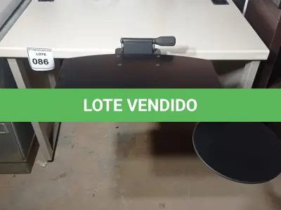 LOTE 086 - 01 MESA EM MADEIRA COR BRANCA 000 S/N 344. (NO ESTADO EM QUE SE ENCONTRA. SUJEITO A AVARIAS OCULTAS/VISÍVEIS.)