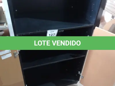 LOTE 127 - 01 ARMÁRIO ALTO EM MADEIRA SEM PRATELEIRAS NA COR MARROM E PRETA. (NO ESTADO EM QUE SE ENCONTRA. SUJEITO A AVARIAS OCULTAS/VISÍVEIS.)