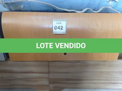 LOTE 042 - 01 ARMÁRIO SUSPENSO. (NO ESTADO EM QUE SE ENCONTRA. SUJEITO A AVARIAS OCULTAS/VISÍVEIS.)