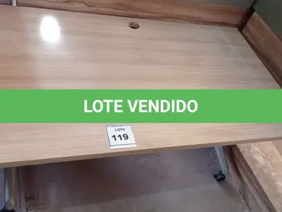 LOTE 119 - 01 MESA COM RODINHAS. (NO ESTADO EM QUE SE ENCONTRA. SUJEITO A AVARIAS OCULTAS/VISÍVEIS.)