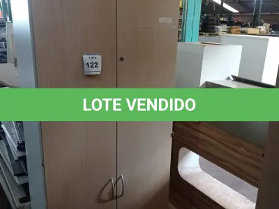 LOTE 122 - 01 ARMÁRIO ALTO EM MADEIRA 02 PORTAS. (NO ESTADO EM QUE SE ENCONTRA. SUJEITO A AVARIAS OCULTAS/VISÍVEIS.)