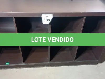 LOTE 088 - 01 RACK EM MADEIRA. (NO ESTADO EM QUE SE ENCONTRA. SUJEITO A AVARIAS OCULTAS/VISÍVEIS.)