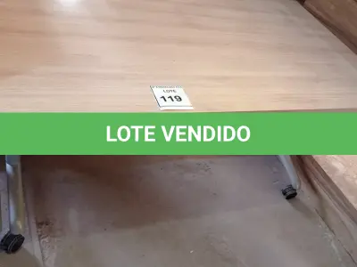 LOTE 119 - 01 MESA COM RODINHAS. (NO ESTADO EM QUE SE ENCONTRA. SUJEITO A AVARIAS OCULTAS/VISÍVEIS.)
