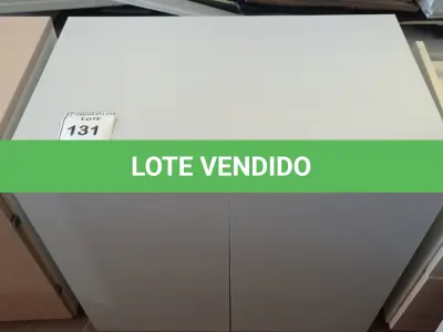 LOTE 131 - 01 ARMÁRIO BAIXO EM MADEIRA 02 PORTAS. (NO ESTADO EM QUE SE ENCONTRA. SUJEITO A AVARIAS OCULTAS/VISÍVEIS.)
