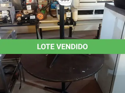 LOTE 353 - 01 MESA PÉ DE FERRO COM TAMPO REDONDO EM MADEIRA. (NO ESTADO) ATENÇÃO! FAZER A VISITAÇÃO ANTES DE ARREMATAR, NÃO SABEMOS SE FUNCIONA. LEILÃO NÃO TEM GARANTIA E NEM DEVOLUÇÃO, SUJEITO A POSSÍVEIS AVARIAS VISÍVEIS/OCULTAS E/OU AUSÊNCIA DE COMPONENTES.